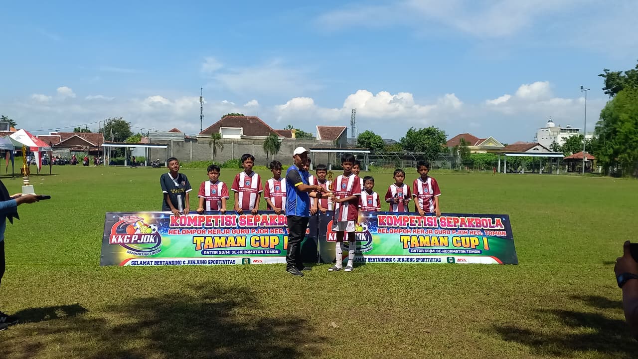 JUARA 3 KOMPETISI SEPAK BOLA